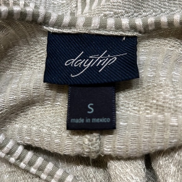 Daytrip Women’s Twisted Front Top - Picture 8 of 10